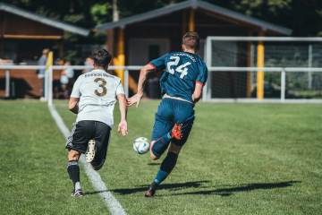 4-1！保级队疯狂一夜！英超狼队踢疯了，意甲佛罗伦萨横扫对手｜九游体育（配图示意）